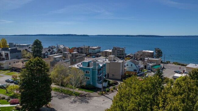 Building Photo - Beautifully Remodeled Top Floor Alki Condo with Views!
