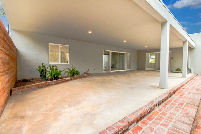 Building Photo - 621 N Bedford Dr