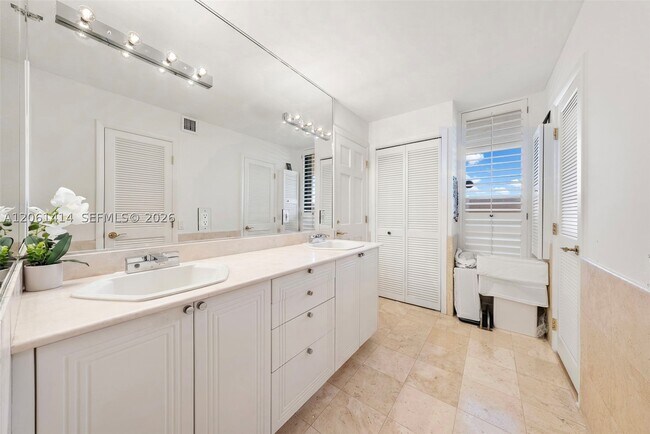 Building Photo - 2575 S Bayshore Dr