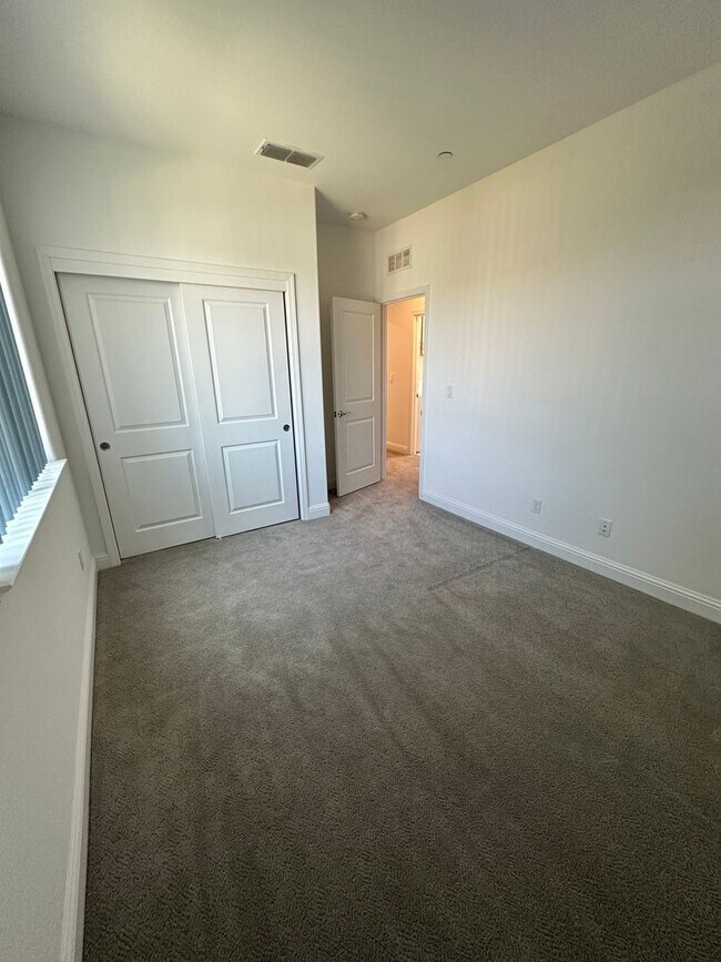 Building Photo - Charming 3 Bed / 2.5 Bath Home with Modern Upgrades