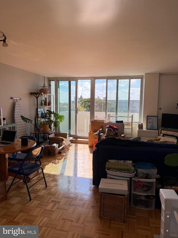 Building Photo - 604 S Washington Square