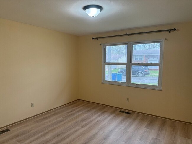 Building Photo - 3 Bedroom 3.5 Bathroom Home In Ballwin