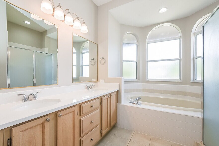 Building Photo - 1409 Center St