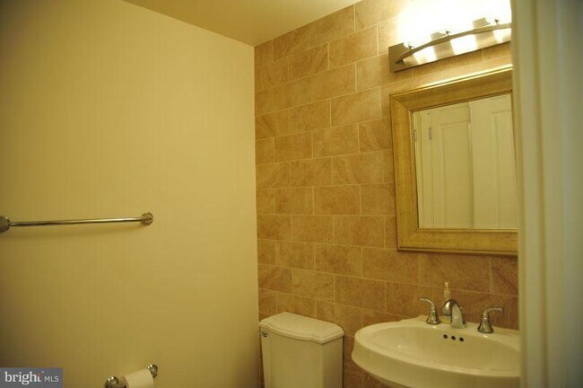 Building Photo - 8220 Crestwood Heights Dr