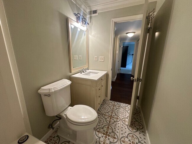 Building Photo - Beautiful 2-bedroom, 2-bath Condo just one block to the beach