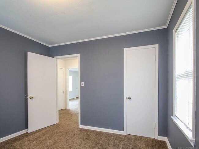 Building Photo - Available Now! 3 Bed / Bath & Large Backyard! Price drop!