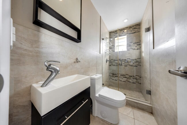 Building Photo - 490 W 33rd Pl