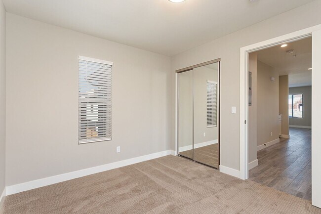 Building Photo - Modern Condo West of PCH!