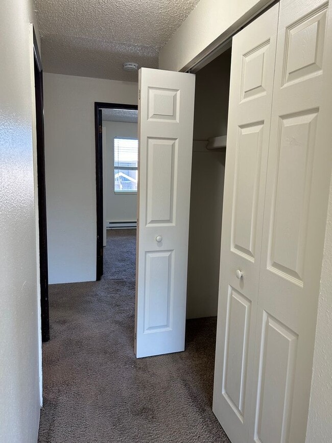 Building Photo - (905) Draper Apartments - 2 Bedroom / 1 Bath