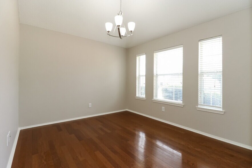 Building Photo - 816 Beaver Creek Dr