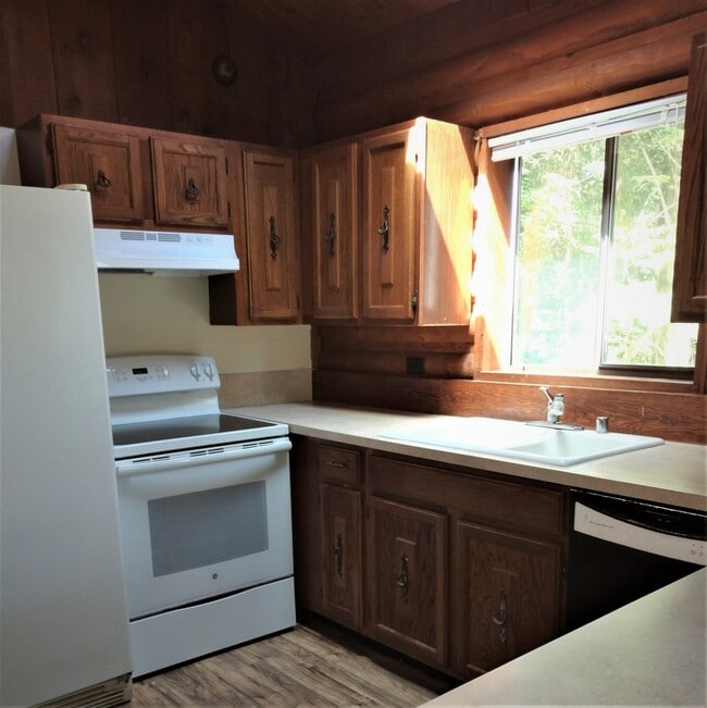 Building Photo - Private Log Home in Suquamish Surrounded b...