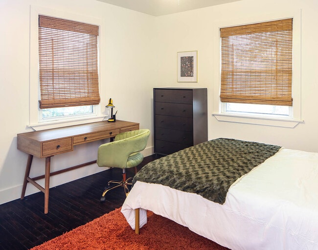 Building Photo - 1104 Matthews Pl