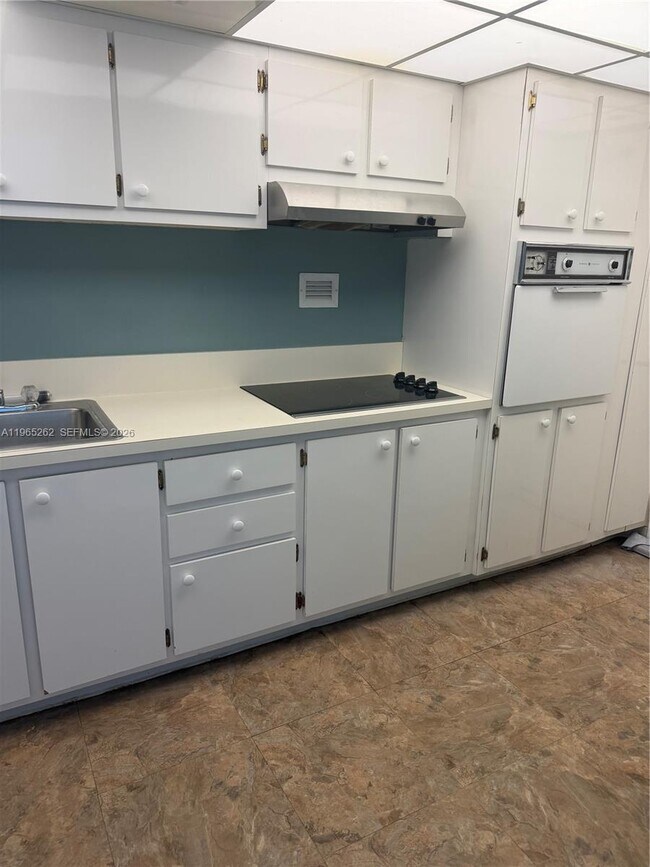 Building Photo - 1000 West Ave