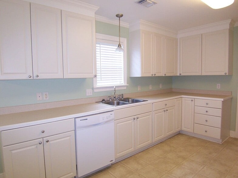 Building Photo - 127 Huntington Dr