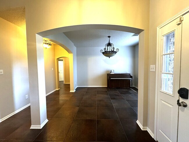 Building Photo - 772 Riverside Dr