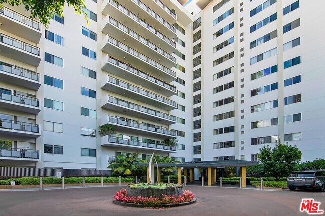 Building Photo - 1155 N La Cienega Blvd