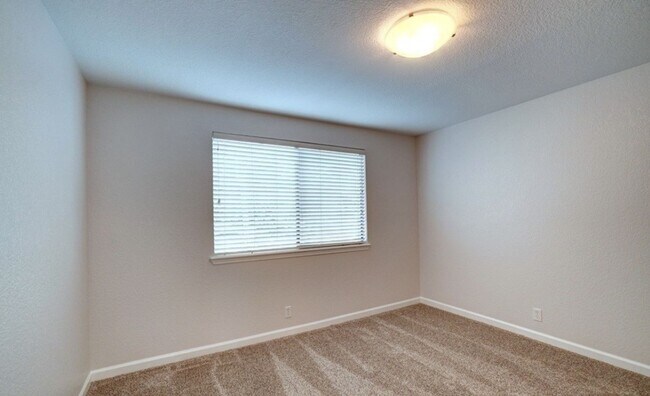 Building Photo - Charming 2 BR 2 Ba Apartment/Condo