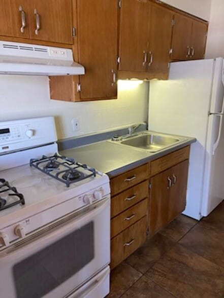 Building Photo - 1350 N Craycroft Rd