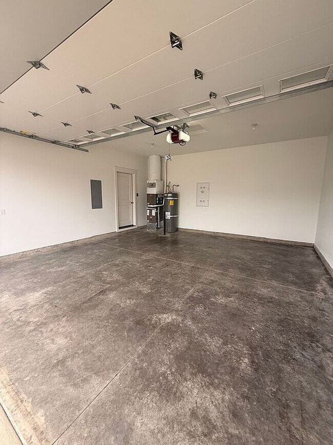 Building Photo - 321 NE Alder Wy