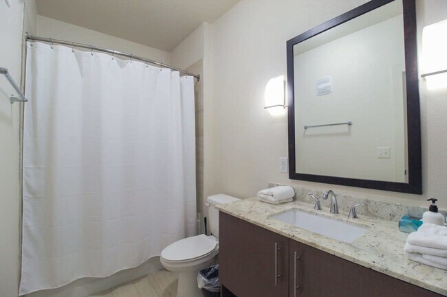 Building Photo - 1957 Fountain View Dr