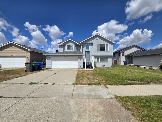 Building Photo - $2,800 - 3 Bed / 2 Bath Beautiful and Spacious Home with a Fully Fenced backyard