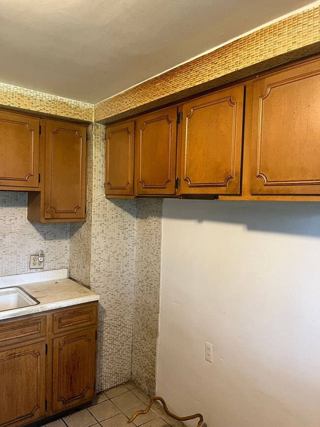 Building Photo - 3 bedroom - 1 bath  $1095/month