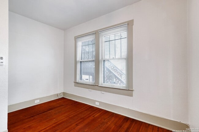 Building Photo - 901 E Euclid Ave