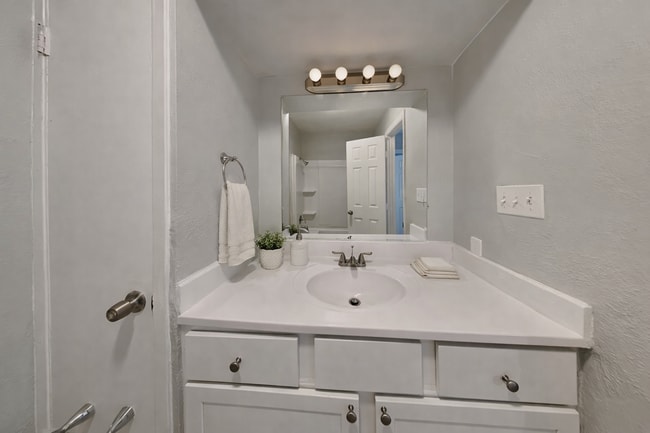 Building Photo - Move-In Ready 4BR Home in Arlington | Sunroom & Large Yard near DFW