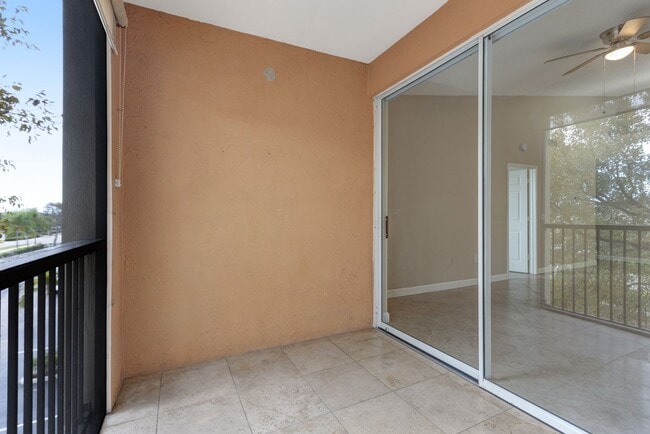 Building Photo - ** RESERVE AT NAPLES ** 3 BED / 2 BATH - TOP FLOOR CONDO - CENTRAL NAPLES - ANNUAL RENTAL