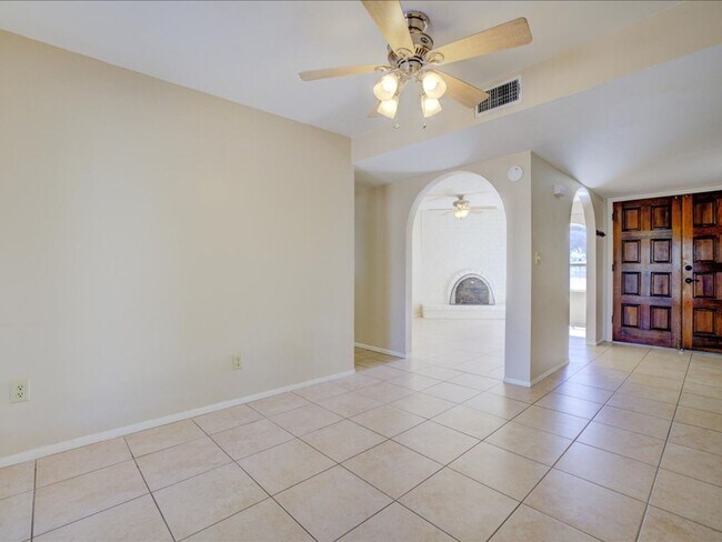 Building Photo - 3 Bedroom 2 Bathroom