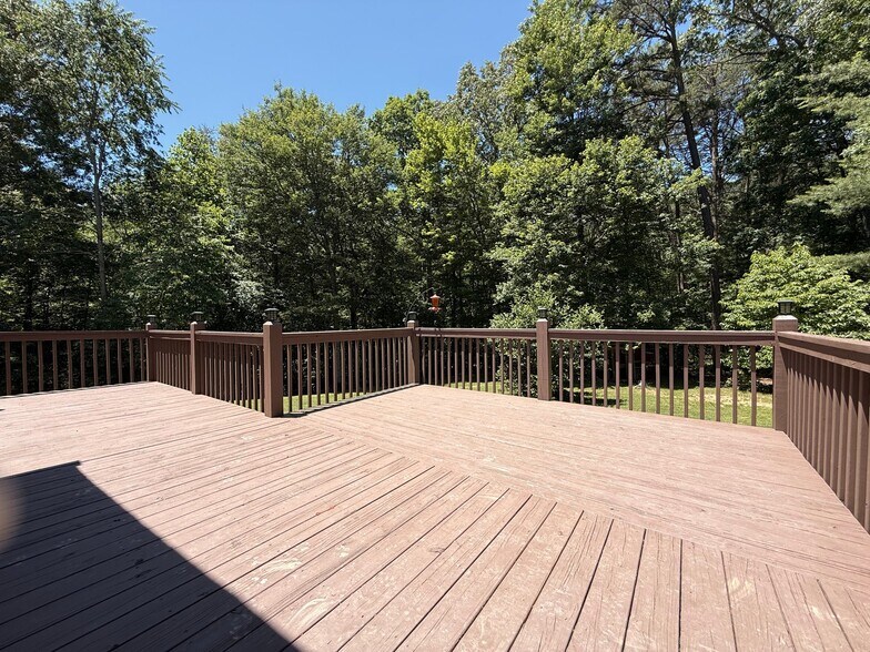 Building Photo - 303 Pine Ln