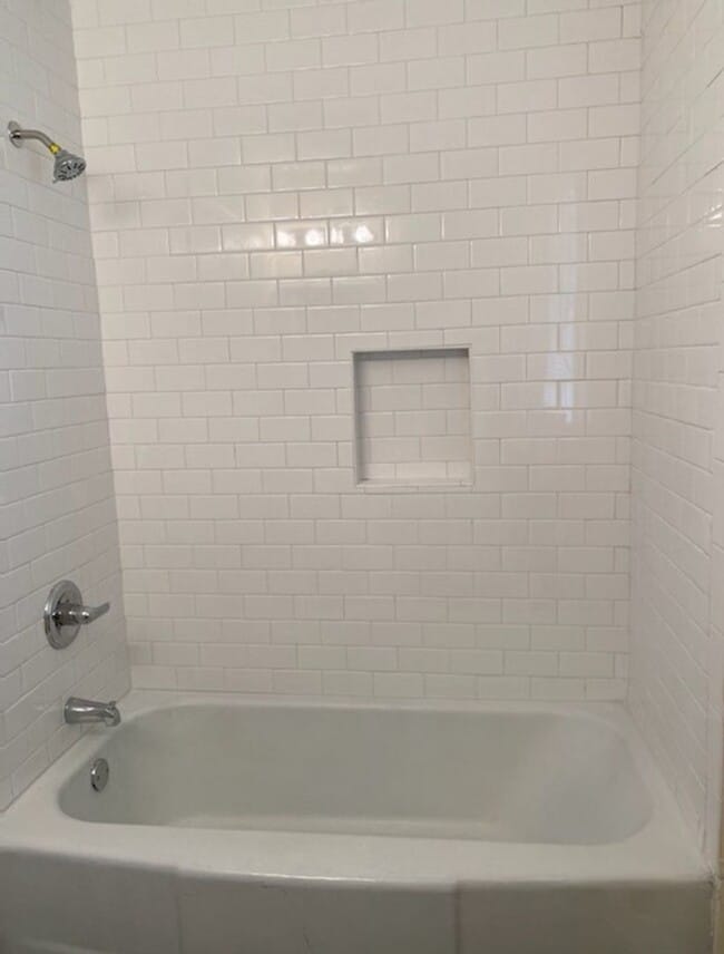 Building Photo - Move In Special!! 1/2 Off First Month's Re...