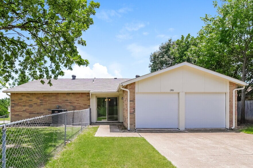 Building Photo - 1301 Southridge Dr