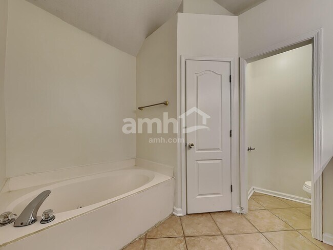 Building Photo - 5767 Lillian Bend Dr