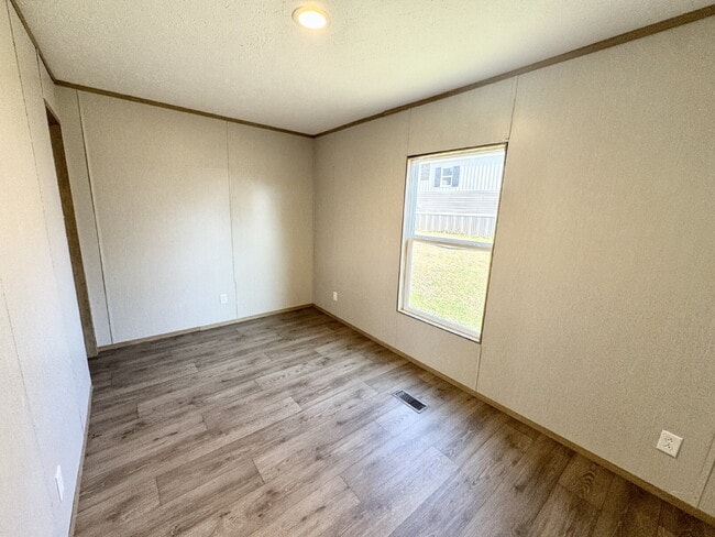 Building Photo - 2 Bedroom, 2 Full Bathrooms With Water Included in Pendleton