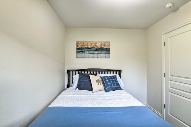 Building Photo - 2432 Glacier St