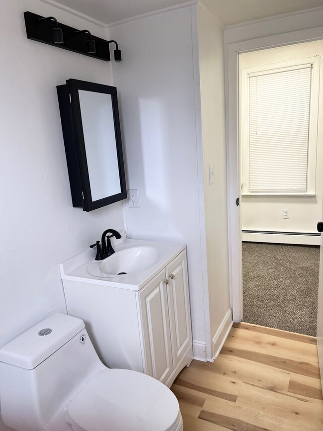 Building Photo - Spacious 3 bed, 2.5 bath Single Family home in Carrick- New Flooring and Paint, Available Immedia...