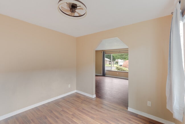 Building Photo - THREE BEDROOM IN MINT VALLEY