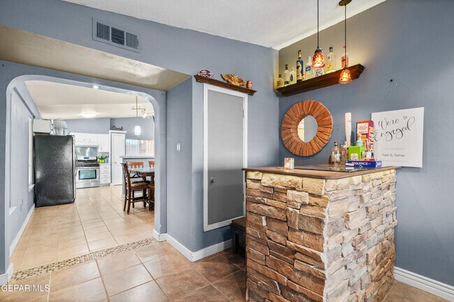 Building Photo - 13475 Sunset Hills Dr