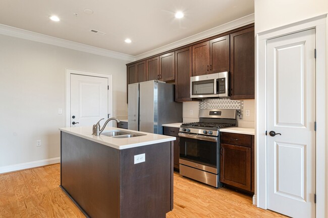 Building Photo - 3 bed/2.5 Bath.  Midtown. Undergrad OK Pet...