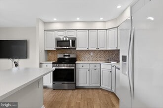 Building Photo - 215 Haddonfield Cmns