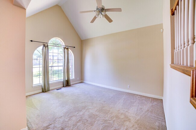 Building Photo - Beautiful home across from Jenks Middle School