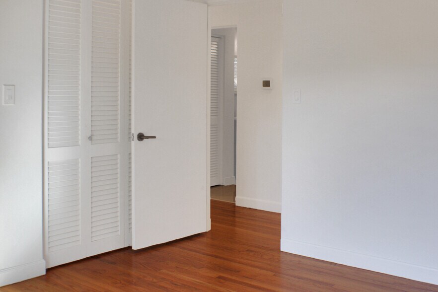 Building Photo - 21 Woodbury Rd