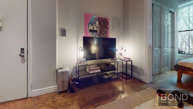 Building Photo - 246 Mott St