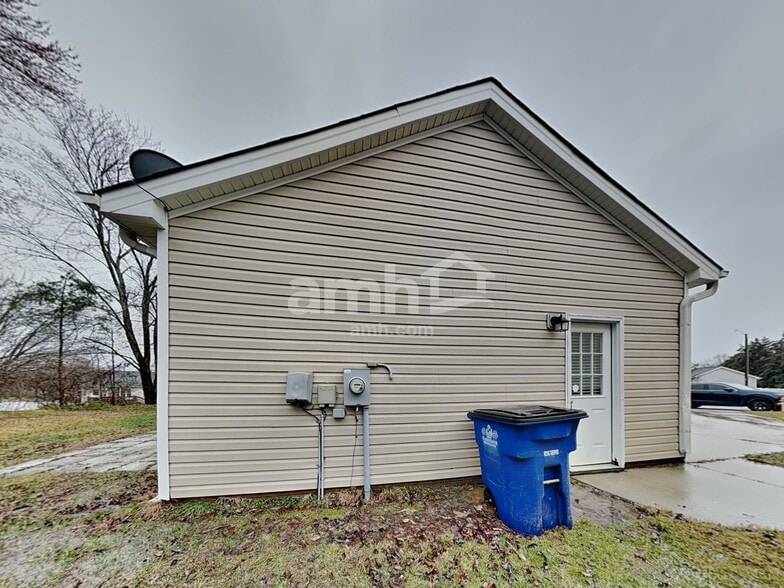 Building Photo - 2488 Somerset Place Dr