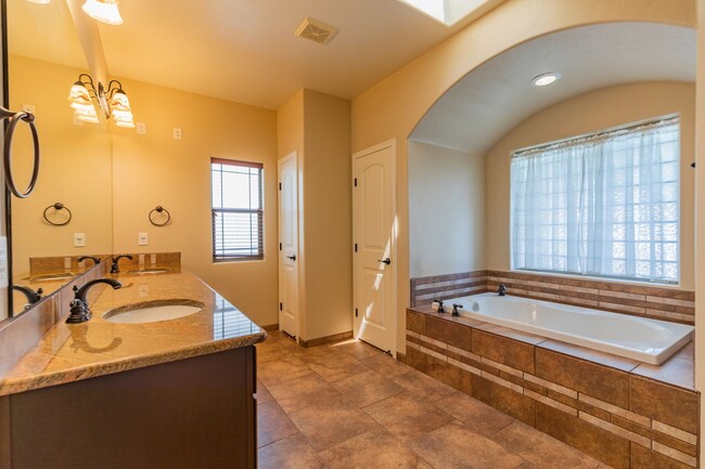 Building Photo - Beautiful Home in the Golf Course Area