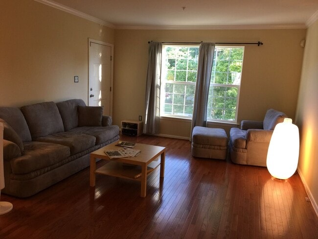 Building Photo - Spacious & Sunny 2Bed/2Bath End Unit in The Village at Town Center