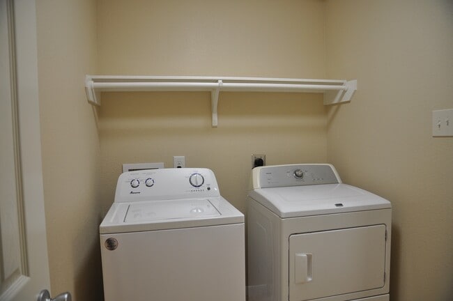 Building Photo - 16025 Summerville Lake Dr