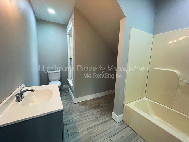 Building Photo - 618 Superior St