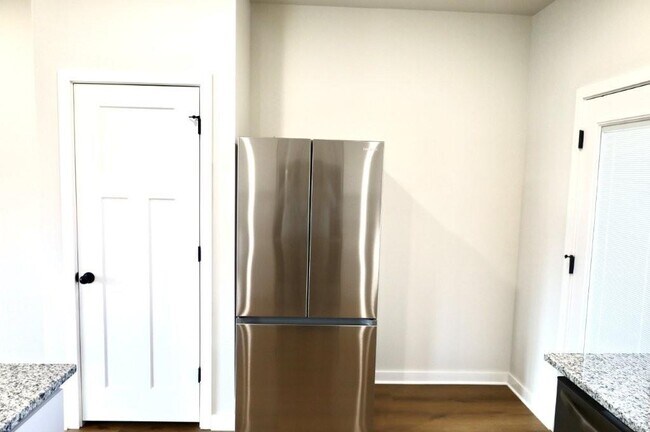 Building Photo - 510 Cosmos St